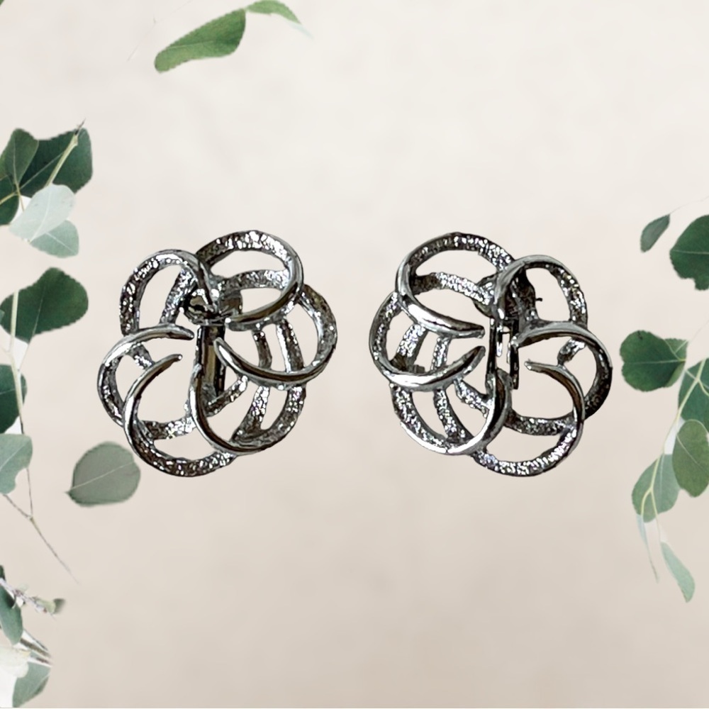 Sarah Coventry Vintage 1970’s Tn Knot Clip-on Earrings- Silver‌‌‌‌‌‌‌‌‌‌‌